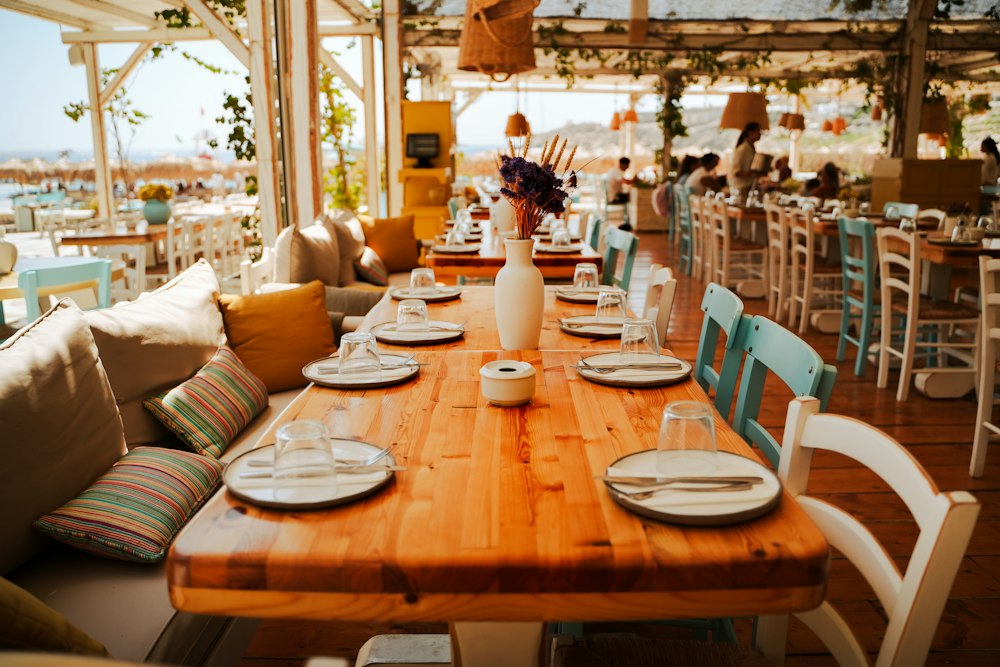 Gedekte tafels aan zee, samen eten zoals in de blauwe zones Gedekte tafels aan zee, samen eten zoals in de blauwe zones